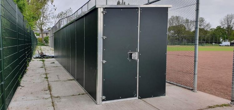 Zijkant dug-out met materiaalhok Zijkant dug-out met materiaalhok