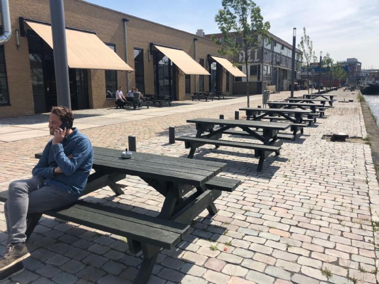 Robuust meubilair van gerecycled kunstgras kan overal in de openbare ruimte worden toegepast. Robuust meubilair van gerecycled kunstgras kan overal in de openbare ruimte worden toegepast.