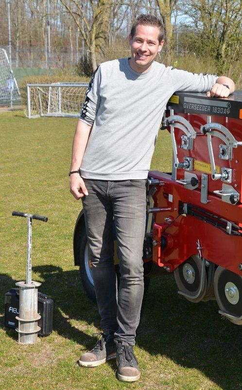 Joop Schinkel: 'Proppen zul je bij ons niet zien; de velden zijn altijd schoon en strak.' Joop Schinkel: 'Proppen zul je bij ons niet zien; de velden zijn altijd schoon en strak.'