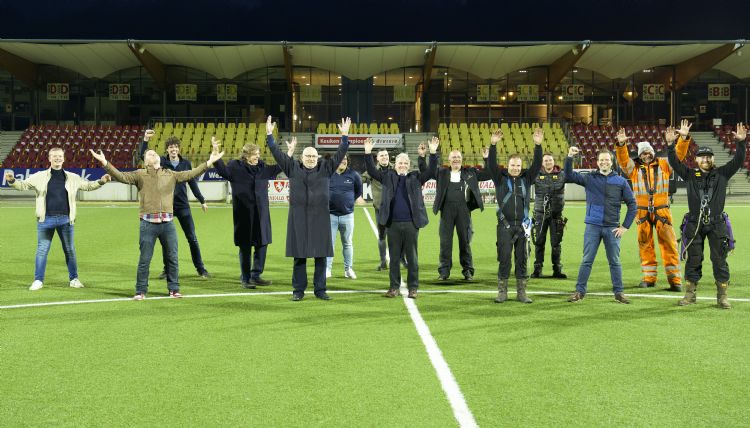 Teamfoto bij Telstar (Sportverlichting.com, Michael van Praag, Steef Hammerstein en Ton Geusebroek) Teamfoto bij Telstar (Sportverlichting.com, Michael van Praag, Steef Hammerstein en Ton Geusebroek)