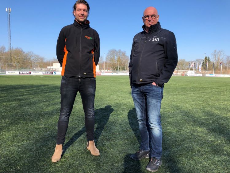 Thijs Avéres en Pieter Korenhof op het hoofdveld van vv Hoogland Thijs Avéres en Pieter Korenhof op het hoofdveld van vv Hoogland
