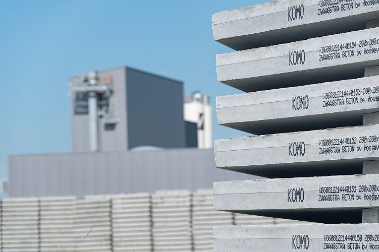 Alle betonplaten van Zwaagstra Beton zijn volledig gemaakt van secundaire grondstoffen en dragen het KOMO-keurmerk. Alle betonplaten van Zwaagstra Beton zijn volledig gemaakt van secundaire grondstoffen en dragen het KOMO-keurmerk.