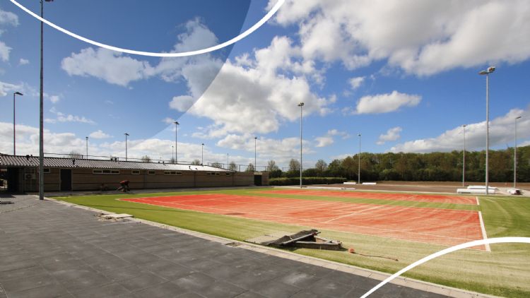 De renovatie van een tennisbaan De renovatie van een tennisbaan