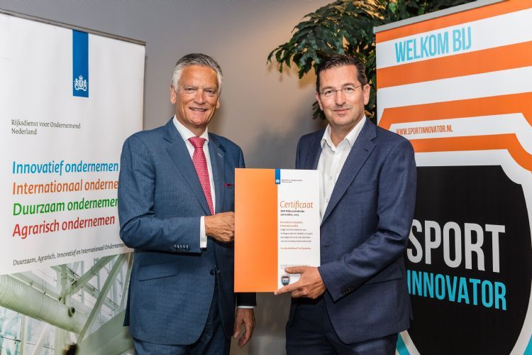 Arnoud Fiolet (rechts) ontvangt de SBIR-award. Arnoud Fiolet (rechts) ontvangt de SBIR-award.