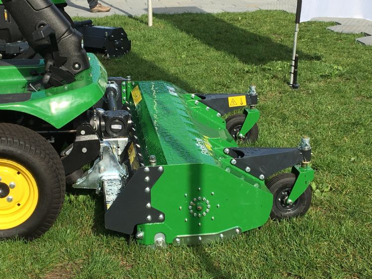 De steunloopwielen op de Ransomes LF160 zijn verplaatsbaar. Dit is handig als je veel op ondulaties moet maaien. De steunloopwielen op de Ransomes LF160 zijn verplaatsbaar. Dit is handig als je veel op ondulaties moet maaien.