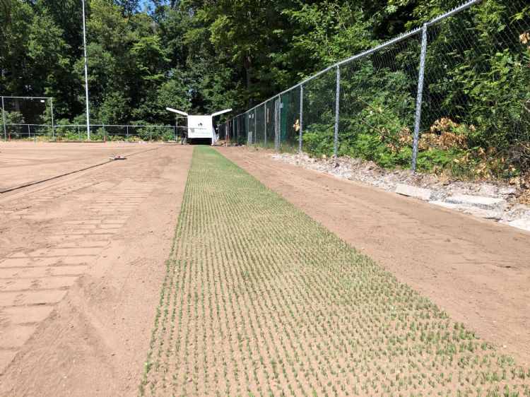Machines van Grassmaster injecteren de kunstgrasvezels 18 centimeter in de bodem. Machines van Grassmaster injecteren de kunstgrasvezels 18 centimeter in de bodem.