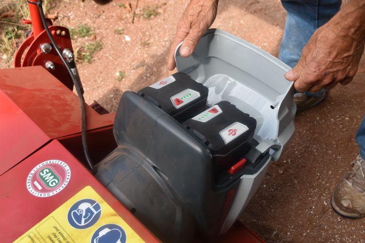 Deze SMG-machine haalt zijn energie uit twee lithium-accus's. De accu's zijn ook bruikbaar in Cramer-machines. Deze SMG-machine haalt zijn energie uit twee lithium-accus's. De accu's zijn ook bruikbaar in Cramer-machines.