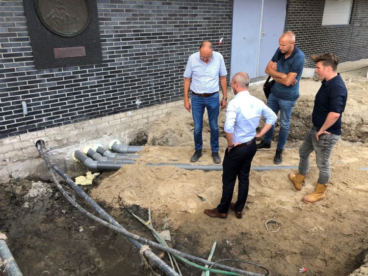 Inspectie van de buizen van DrainTalent, die hier het stadion in komen Inspectie van de buizen van DrainTalent, die hier het stadion in komen