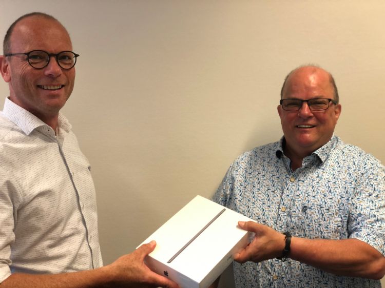 André Steenhuis overhandigt namens Bayer een iPad mini aan Peter Swinkels André Steenhuis overhandigt namens Bayer een iPad mini aan Peter Swinkels