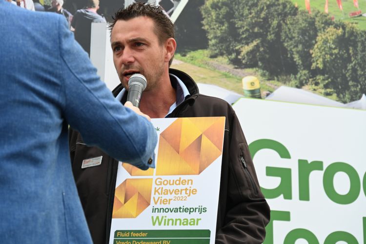 Pieter Teunis Hoogland, salesmanager bij Vredo Dodewaard neemt de prijs in ontvangst Pieter Teunis Hoogland, salesmanager bij Vredo Dodewaard neemt de prijs in ontvangst