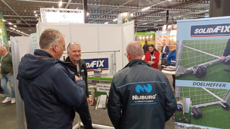 Belangstellenden laten zich door Ebert van Wanrooij informeren over de doelheffer van Solidafix Belangstellenden laten zich door Ebert van Wanrooij informeren over de doelheffer van Solidafix