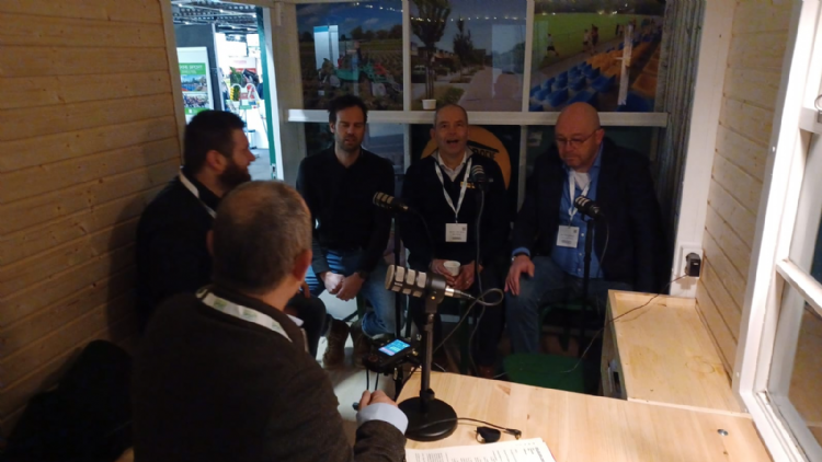 De eerste podcast gaat van start...Vier afgevaardigden van de grote kweekbedrijven: Barenbrug, DSV, DLF en Advanta De eerste podcast gaat van start...Vier afgevaardigden van de grote kweekbedrijven: Barenbrug, DSV, DLF en Advanta