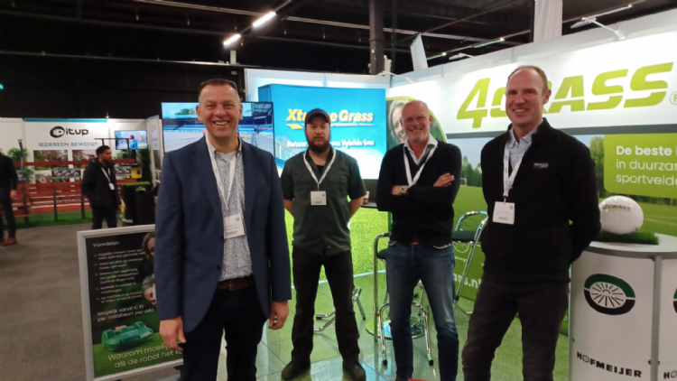 De mannen van Hofmeijer staan klaar om bezoekers te ontvangen De mannen van Hofmeijer staan klaar om bezoekers te ontvangen