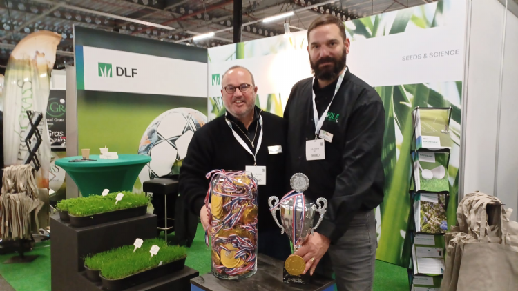 Erik Dolstra en Peter Bartels van DLF vieren de hoge notering in de Grasgids door chocolade medailles uit te delen Erik Dolstra en Peter Bartels van DLF vieren de hoge notering in de Grasgids door chocolade medailles uit te delen