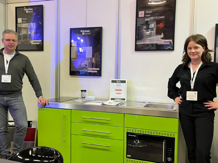 Het bedrijf Kitch at work is nog geen half jaar oud en nu al toe aan haar tweede beurs. Gert Huisman en Nikki Lether bieden keuken aan voor sportaccomodaties mét vaatwassers, voorsorterend op het verbod op wegwerpbekers Het bedrijf Kitch at work is nog geen half jaar oud en nu al toe aan haar tweede beurs. Gert Huisman en Nikki Lether bieden keuken aan voor sportaccomodaties mét vaatwassers, voorsorterend op het verbod op wegwerpbekers