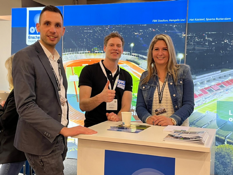 Hugo Westhof van OVI Enschede heeft bezoek van Bart Broekhuis (l) en Martine Dirksen (r) van Domo Sports Hugo Westhof van OVI Enschede heeft bezoek van Bart Broekhuis (l) en Martine Dirksen (r) van Domo Sports