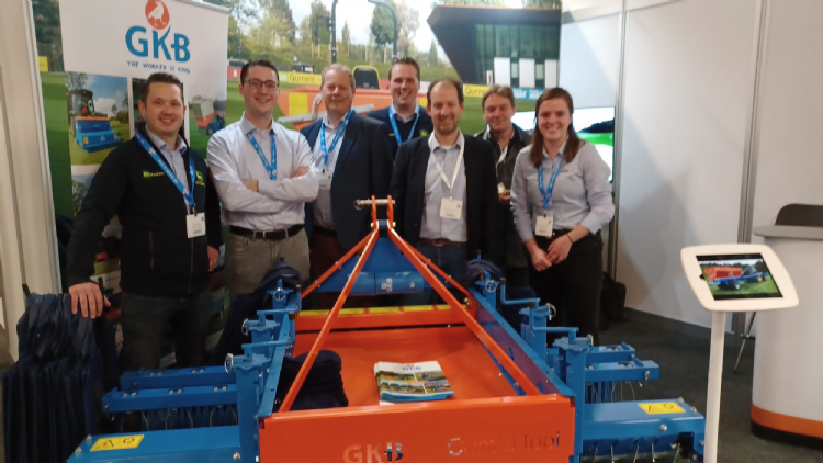 Daan Duifhuizen, Ellen Zevenbergen, Jan Willem Kraaijeveld met de Combitool van GKB Daan Duifhuizen, Ellen Zevenbergen, Jan Willem Kraaijeveld met de Combitool van GKB