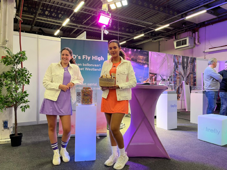 Op de stand van Firefly kleurt het led niet alleen wit. Verder kunnen bezoekers raden hoeveel smarties er in de vaas zitten en daarmee een ballonvaart winnen onder het mom led’s fly high Op de stand van Firefly kleurt het led niet alleen wit. Verder kunnen bezoekers raden hoeveel smarties er in de vaas zitten en daarmee een ballonvaart winnen onder het mom led’s fly high