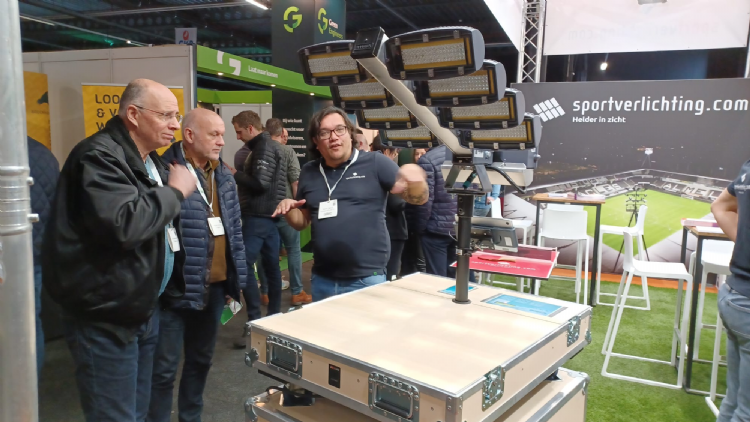 Ramon Marcus van Sportverlichting.com geeft uitleg over de voordelen van ledverlichting Ramon Marcus van Sportverlichting.com geeft uitleg over de voordelen van ledverlichting