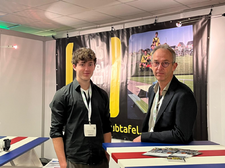 Familiebedrijf ClubTafel.com legt clubs uit hoe zij geld kunnen verdienen met hun buitenmeubilair. Bert en Jonathan Breijer maken (sta)tafels van 100% aluminium waarvan 75% gereclyced is, de tafels zijn geschikt voor sponsorlogo’s waardoor je als club bin Familiebedrijf ClubTafel.com legt clubs uit hoe zij geld kunnen verdienen met hun buitenmeubilair. Bert en Jonathan Breijer maken (sta)tafels van 100% aluminium waarvan 75% gereclyced is, de tafels zijn geschikt voor sponsorlogo’s waardoor je als club bin