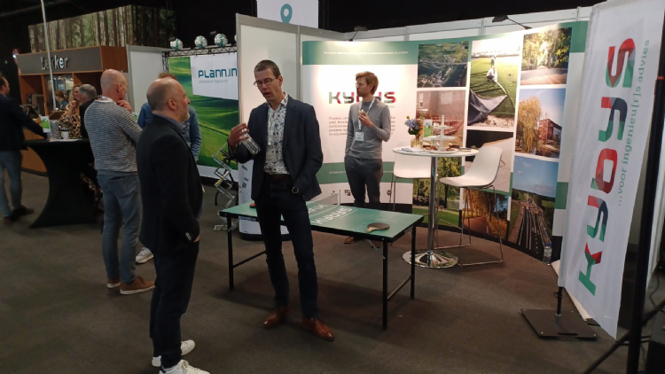 Joris van der Cammen van KYBYS druk in gesprek met een bezoeker Joris van der Cammen van KYBYS druk in gesprek met een bezoeker