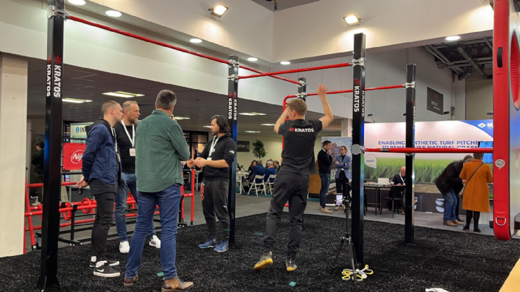 Op de stand van Nijha is het druk bij de Calisthenics rekken Op de stand van Nijha is het druk bij de Calisthenics rekken