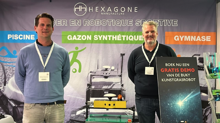 Sander Schuurman en Michel van Deurzen (VLNR) van Hexagone showen de eerste robot voor kunstgras onderhoud. Na jarenlang ontwikkelen is de buky kunstgrasrobot klaar voor demo’s en verkoop Sander Schuurman en Michel van Deurzen (VLNR) van Hexagone showen de eerste robot voor kunstgras onderhoud. Na jarenlang ontwikkelen is de buky kunstgrasrobot klaar voor demo’s en verkoop