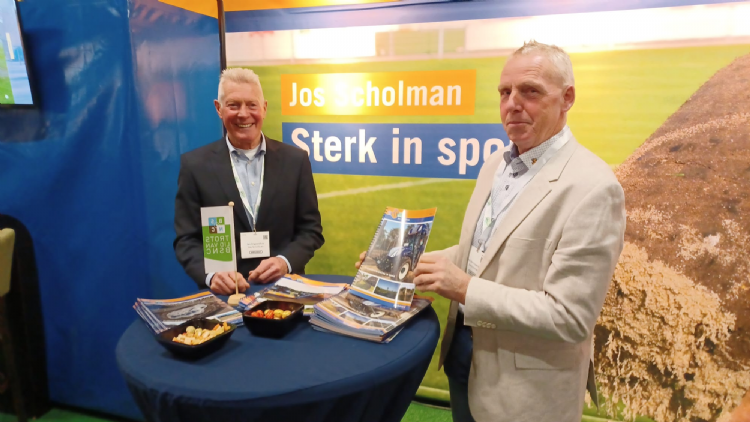 Theo van Rossenberg, FOTY in 2015, en collega Jan van Kippersluis bemannen de stand van Jos Scholman Theo van Rossenberg, FOTY in 2015, en collega Jan van Kippersluis bemannen de stand van Jos Scholman