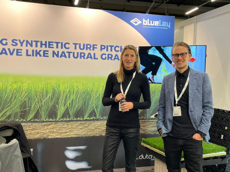 Bij Dutchblue hadden beursbezoekers de primeur van bluelay. Een waterretentiehoudende shockpad zodat kunstgras in de zomer koel blijft. Kunstgras kan een hittestresshotspot zijn en door het toevoegen van bluelay is dit verleden tijd aldus Linda de Vries Bij Dutchblue hadden beursbezoekers de primeur van bluelay. Een waterretentiehoudende shockpad zodat kunstgras in de zomer koel blijft. Kunstgras kan een hittestresshotspot zijn en door het toevoegen van bluelay is dit verleden tijd aldus Linda de Vries