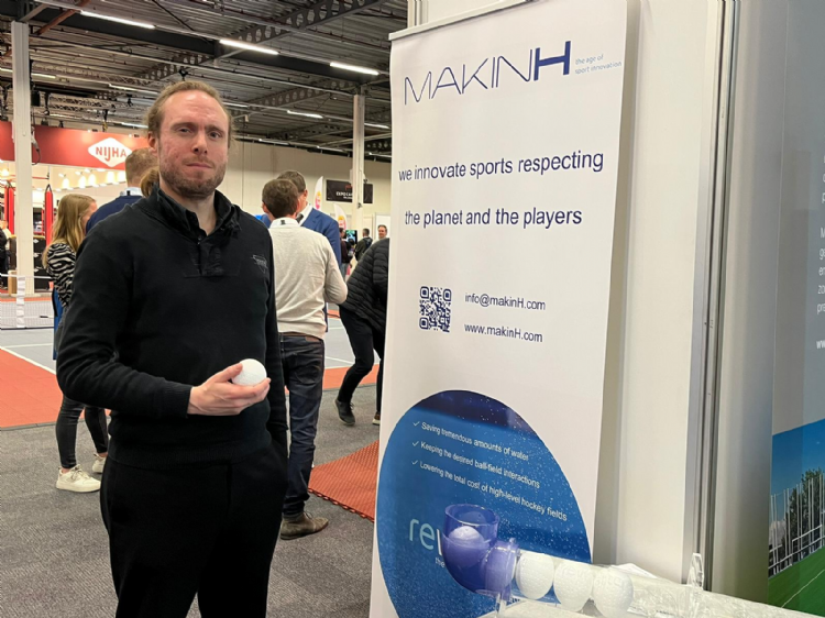 Dagmar D’hooge presenteert een innovatie op de beurs; een natte hockeybal zodat het veld droog kan blijven. Ze beloven dezelfde speleigenschappen met uiteraard veel minder waterverbruik Dagmar D’hooge presenteert een innovatie op de beurs; een natte hockeybal zodat het veld droog kan blijven. Ze beloven dezelfde speleigenschappen met uiteraard veel minder waterverbruik