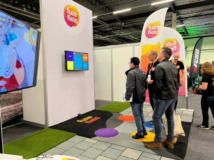Bij Fuzefield informeren ze bezoekers over hun interactieve bewegend leren vloer voor buiten. Sinds de oprichting van het jonge bedrijf hebben ze al zo’n 45 velden verkocht in Nederland Bij Fuzefield informeren ze bezoekers over hun interactieve bewegend leren vloer voor buiten. Sinds de oprichting van het jonge bedrijf hebben ze al zo’n 45 velden verkocht in Nederland