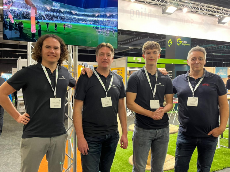 Alessio Leydecker, Sja’ko Visser en Koen Tysma van Sportverlichting.com met Marcel Bouwhuis van Sportenergie ervaren een goede beurs Alessio Leydecker, Sja’ko Visser en Koen Tysma van Sportverlichting.com met Marcel Bouwhuis van Sportenergie ervaren een goede beurs