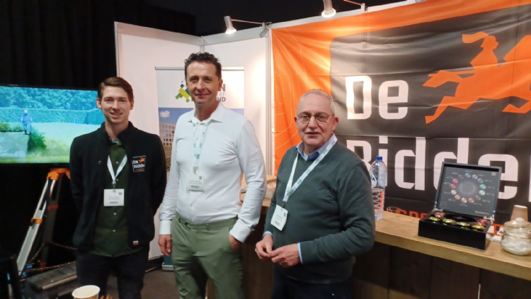 Anton Schalk, Vincent de Vries en Lucas Servaas van De Ridder hadden voldoende koeken bij zich om uit te delen Anton Schalk, Vincent de Vries en Lucas Servaas van De Ridder hadden voldoende koeken bij zich om uit te delen