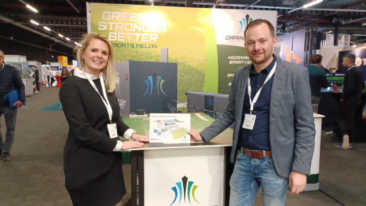 Cleo Prudon en Rudolf Molenaar van Draintalent presenteren een nieuw concept voor de Sportaccommodatie van de Toekomst Cleo Prudon en Rudolf Molenaar van Draintalent presenteren een nieuw concept voor de Sportaccommodatie van de Toekomst