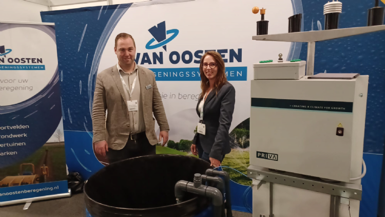 Dennis Philippi en Linda Holleman Van Oosten Beregeningssystemen vertellen dat de digitalisering ook in hun vakgebied ook steeds verder gaat Dennis Philippi en Linda Holleman Van Oosten Beregeningssystemen vertellen dat de digitalisering ook in hun vakgebied ook steeds verder gaat