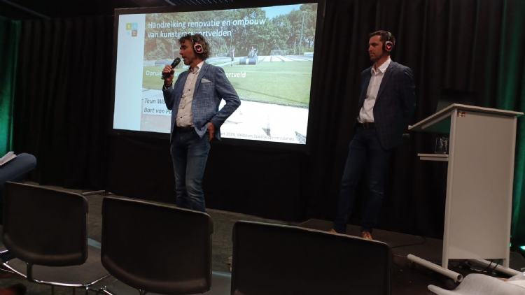 Edward van der Geest van BSNC kondigt de lancering van de Handreiking renovatie en ombouw van kunstgrassportvelden aan in het zogenoemde Duurzaamheidstheater Edward van der Geest van BSNC kondigt de lancering van de Handreiking renovatie en ombouw van kunstgrassportvelden aan in het zogenoemde Duurzaamheidstheater