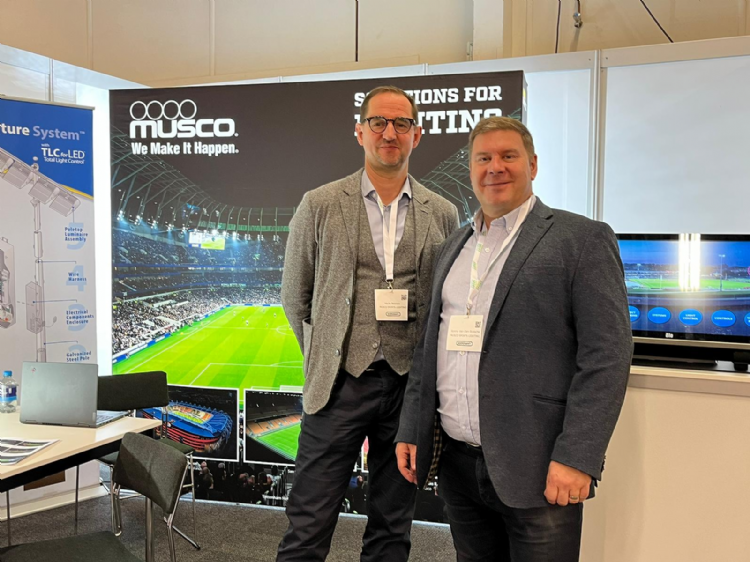 Hauke Petersen en Ronny van den Bossche van Musco Sports Lighting. Zij hebben led verlichting en claimen armaturen te hebben met betere lichtcontrole waardoor er minder lichtvervuiling optreedt Hauke Petersen en Ronny van den Bossche van Musco Sports Lighting. Zij hebben led verlichting en claimen armaturen te hebben met betere lichtcontrole waardoor er minder lichtvervuiling optreedt