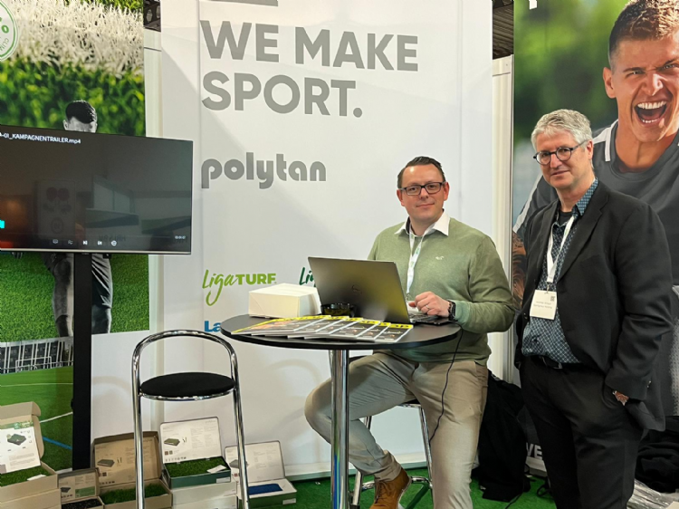 Het productmanagementteam van Polytan, Michael Pajak en Winfried Willsch presenteren hun nieuwe Co2-neutrale kunstgras; LigaTurf Cross GT Zero Het productmanagementteam van Polytan, Michael Pajak en Winfried Willsch presenteren hun nieuwe Co2-neutrale kunstgras; LigaTurf Cross GT Zero