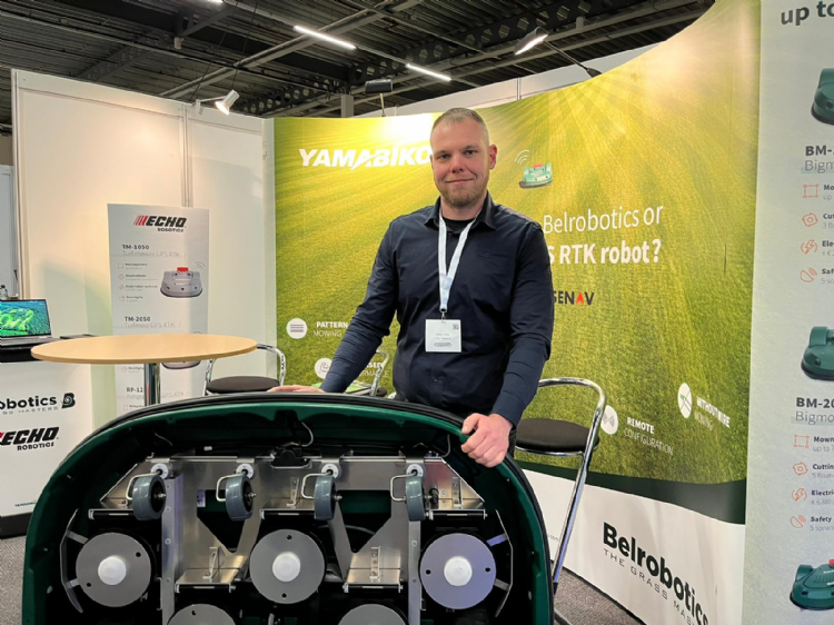 Kees Vos van Vos Capelle springt vandaag bij op de stand van Yamabiko. Vos poseert hier bij de welbekende BigMow Kees Vos van Vos Capelle springt vandaag bij op de stand van Yamabiko. Vos poseert hier bij de welbekende BigMow