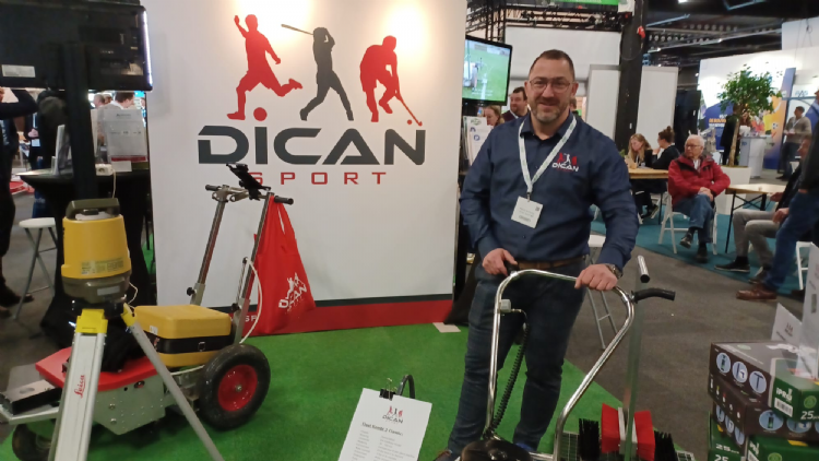 Maciej Ambrozy vertegenwoordigt Dican Sport op de beurs Maciej Ambrozy vertegenwoordigt Dican Sport op de beurs