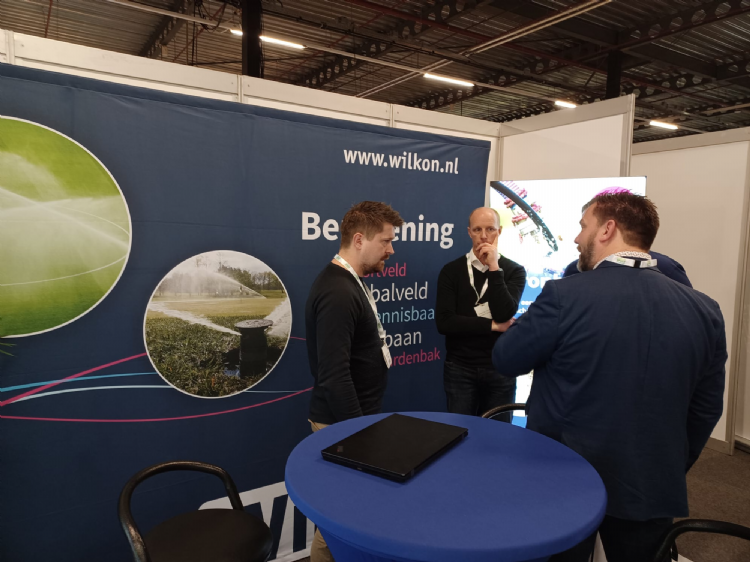 Mathijs de Wilde van Wilkon geeft uitleg over beregeningsinstallaties voor sportvelden Mathijs de Wilde van Wilkon geeft uitleg over beregeningsinstallaties voor sportvelden