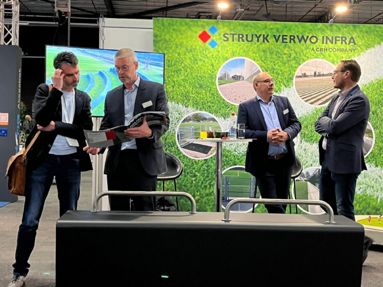 Ook op de stand van Struyk Verwo Infra laten bezoekers zich graag over de nieuwe infiltrerende verharding Ook op de stand van Struyk Verwo Infra laten bezoekers zich graag over de nieuwe infiltrerende verharding