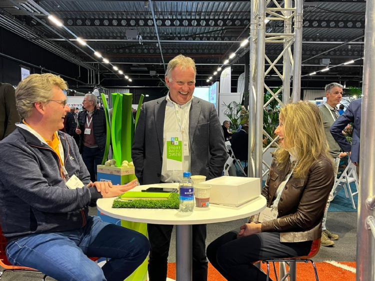 Op de gezamenlijke stand van Antea en Edel Grass staan Onno Brenninkmeijer van Yamabiko en Gijs Peters (l) en Mascha van Dijk van Edel Grass Op de gezamenlijke stand van Antea en Edel Grass staan Onno Brenninkmeijer van Yamabiko en Gijs Peters (l) en Mascha van Dijk van Edel Grass