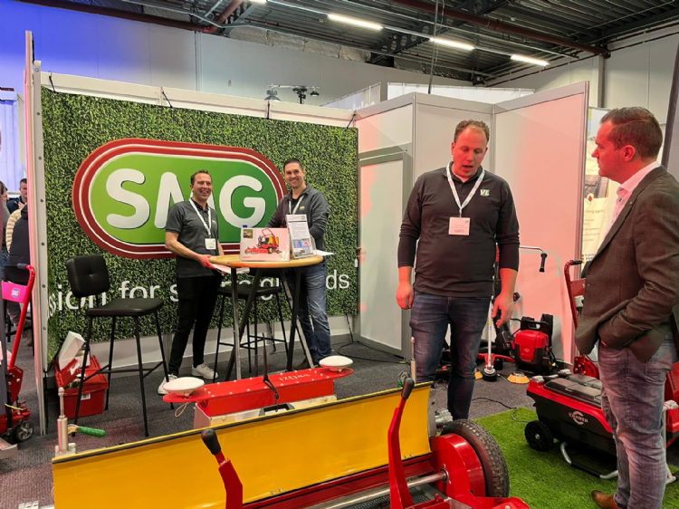 Op de stand van SMG showt Willem Hak aan Sander Werkhoven van Donker Groep het nieuwe prototype SMG Turfcare TCA1400. Een kunstgras topreiniger op basis van GPS Op de stand van SMG showt Willem Hak aan Sander Werkhoven van Donker Groep het nieuwe prototype SMG Turfcare TCA1400. Een kunstgras topreiniger op basis van GPS