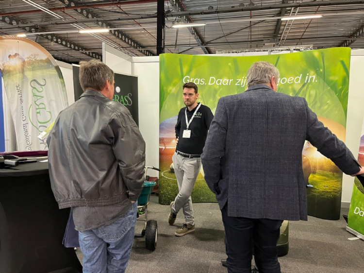 Ron Bakker van Prograss informeert bezoekers over de nieuwe Cresco SW30 Ron Bakker van Prograss informeert bezoekers over de nieuwe Cresco SW30