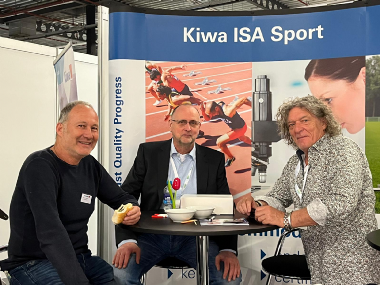 Ron van den Brink en Henk Mink van Kiwa Isa Sport hebben een onderonsje met Ed Korstanje van J&E Sports Ron van den Brink en Henk Mink van Kiwa Isa Sport hebben een onderonsje met Ed Korstanje van J&E Sports
