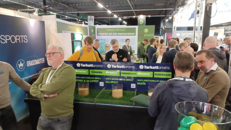 Veel belangstelling bij de stand van Tarkett Sports Veel belangstelling bij de stand van Tarkett Sports