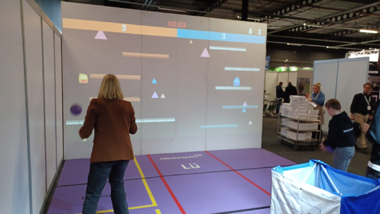 Wie in beweging wilde komen, kon deze interactieve speelwand uitproberen Wie in beweging wilde komen, kon deze interactieve speelwand uitproberen