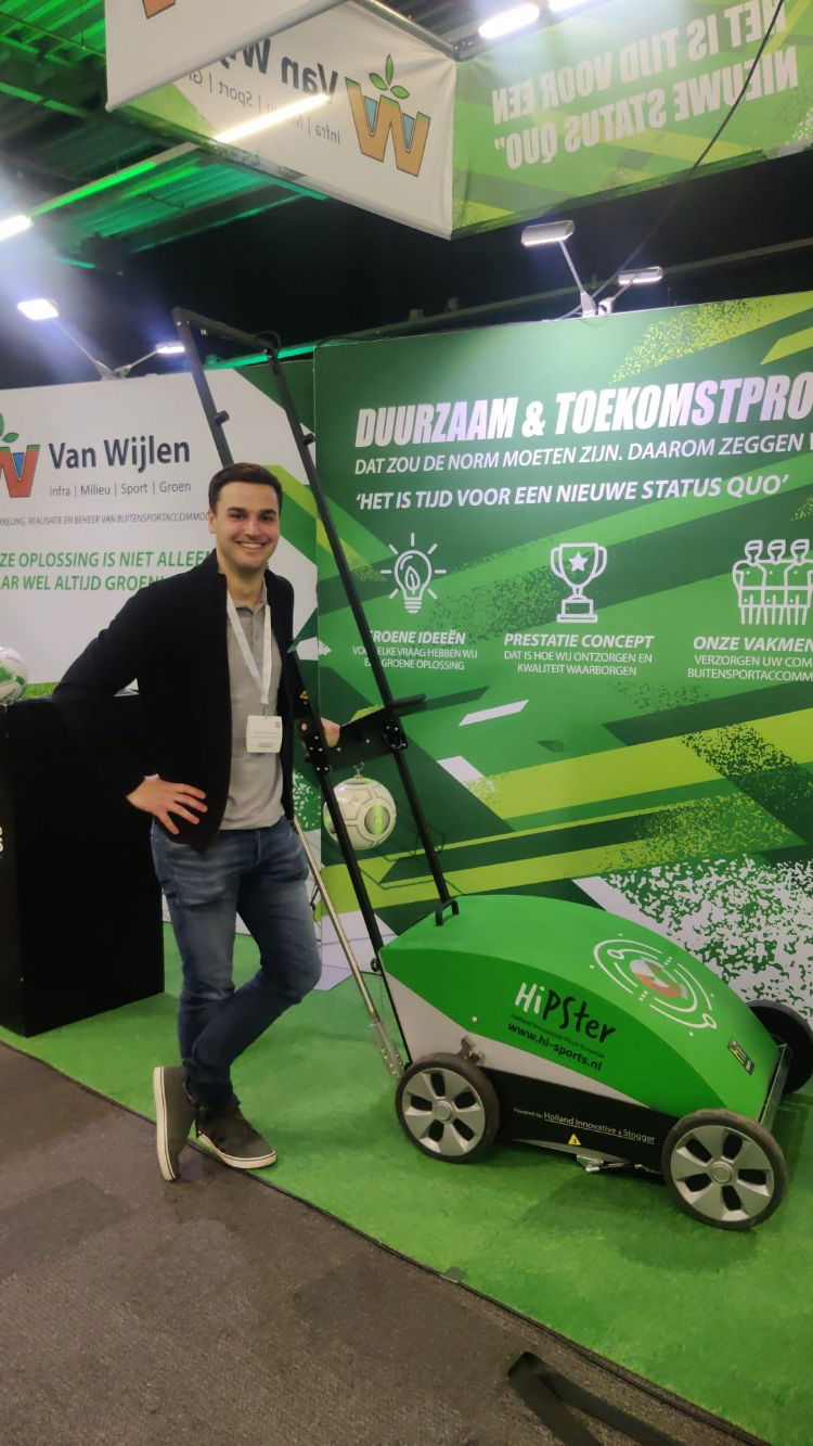 Wilbert Scheerders van Van Wijlen bij de Hipster, gloednieuw sporttechnische meetapparatuur, de eerste die ingezet gaat worden in de breedtesport in NL Wilbert Scheerders van Van Wijlen bij de Hipster, gloednieuw sporttechnische meetapparatuur, de eerste die ingezet gaat worden in de breedtesport in NL