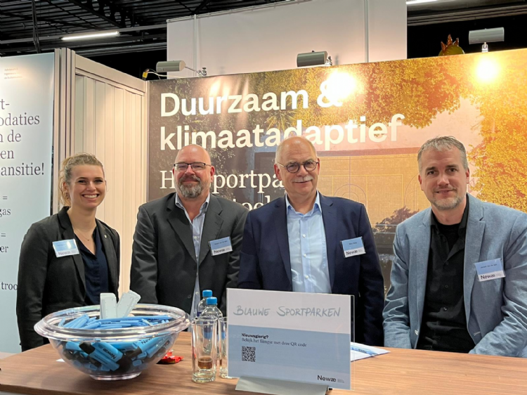 Yaël Wessel - de Haan, Silvain van de Wiel, Wim Glaap en Jeroen van de Ven van Newae lichten bezoekers voor over de voordelen van een duurzaam en klimaatadaptief sportpark Yaël Wessel - de Haan, Silvain van de Wiel, Wim Glaap en Jeroen van de Ven van Newae lichten bezoekers voor over de voordelen van een duurzaam en klimaatadaptief sportpark